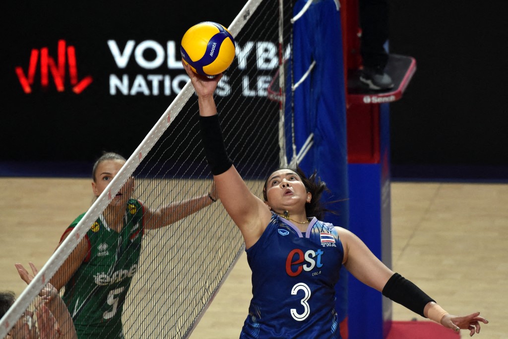 (240613) -- HONG KONG, June 13, 2024 (Xinhua) -- Pornpun Guedpard (R) of Thailand competes during the preliminary match between Bulgaria and Thailand at the Women's Volleyball Nations League 2024 Hong Kong in Hong Kong, south China, June 13, 2024. (Xinhua/Lo Ping Fai) (Photo by Lo Ping Fai / XINHUA / Xinhua via AFP)